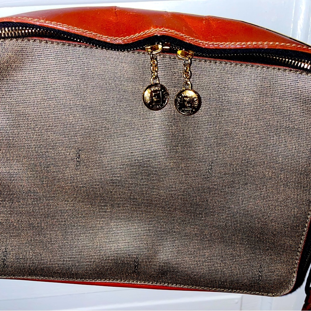 I have a vintage  crossbody two zipper enclosures like new condition